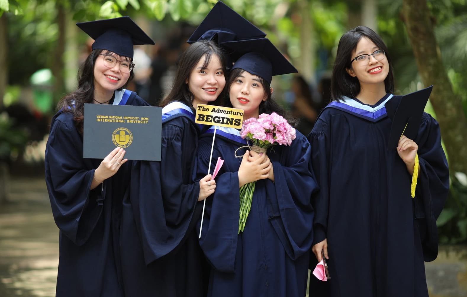 Cựu sinh viên Khoa Quản trị Kinh doanh trong ngày tốt nghiệp